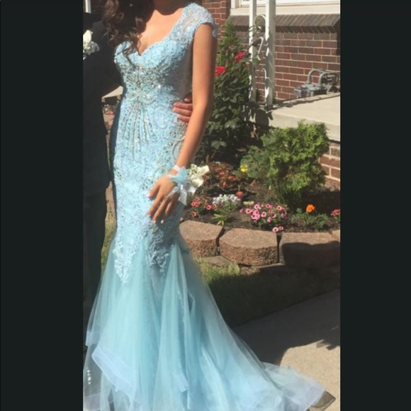 COPY - I am selling a 2016 Sherri Hill Gown - Picture 1 of 3